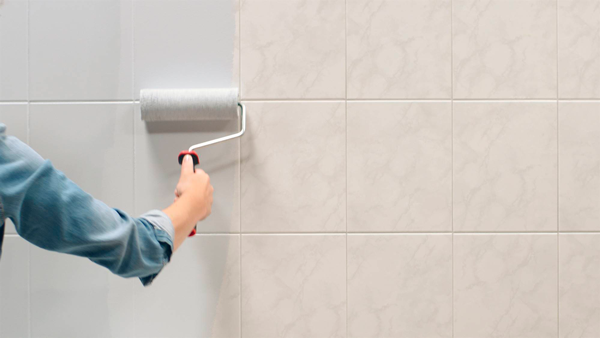 Como-renovar-tu-cocina-con-pintura-para-azulejos-rodillo