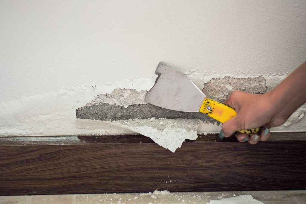 Reparar-y-pintar-superficies-dañadas-con-humedad