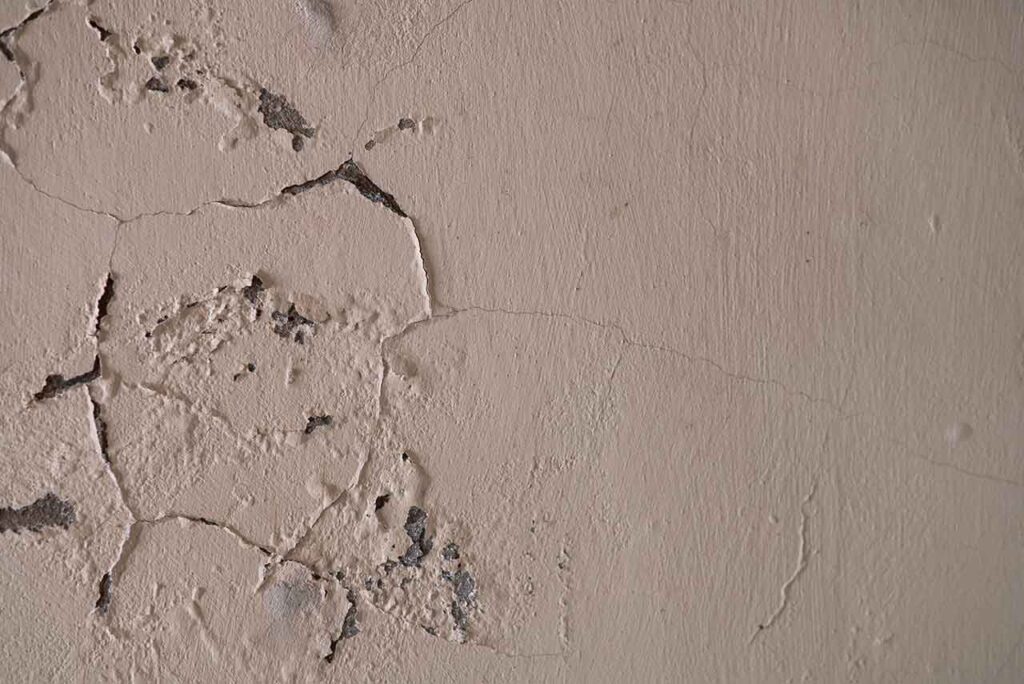 Reparar-y-pintar-superficies-dañadas-con-pintura-levantada